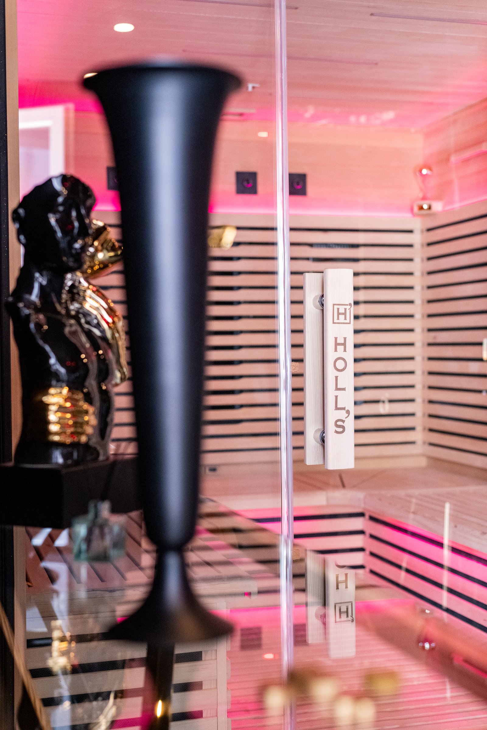 Photo d'une statuette noire et gold